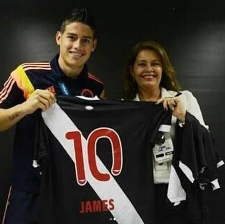 Durante o mundial, a seleção colombiana estava hospedada no Rio de Janeiro e o meia James Rodríguez foi presenteado com uma camisa do Vasco. E ai torcedor, seria um bom reforço?