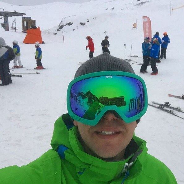 Porém, se engana quem pensa que o luxo na vida desta celebridade da internet se resume ao barco. Alexander esteve recentemente na região do Vale Nevado, no Chile, esquiando com amigos