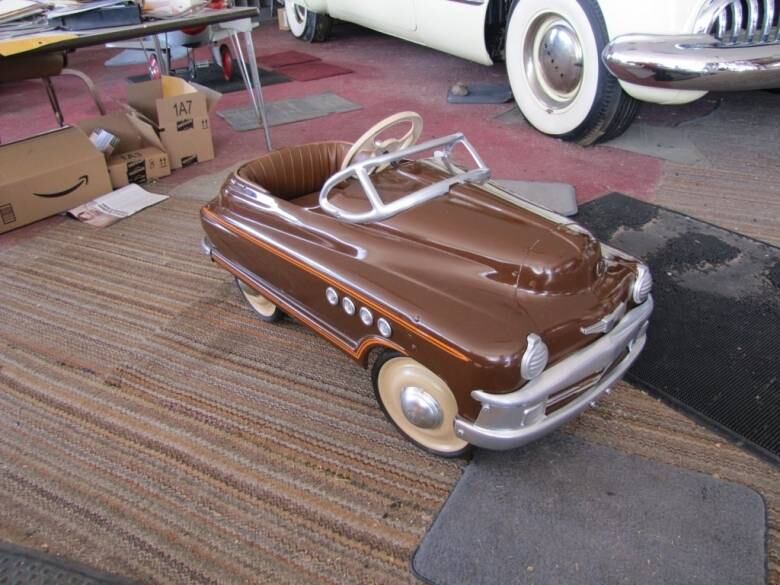As crianças também podem levar para casa seu "carrão" no leilão. Este 'pedal car' reproduz o modelo Buick Roadmaster de 1949 e custa R$ 337 (US$ 110)
