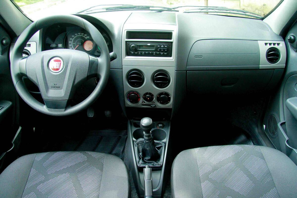 Painel ganhou novas saídas de ar e volante do Idea