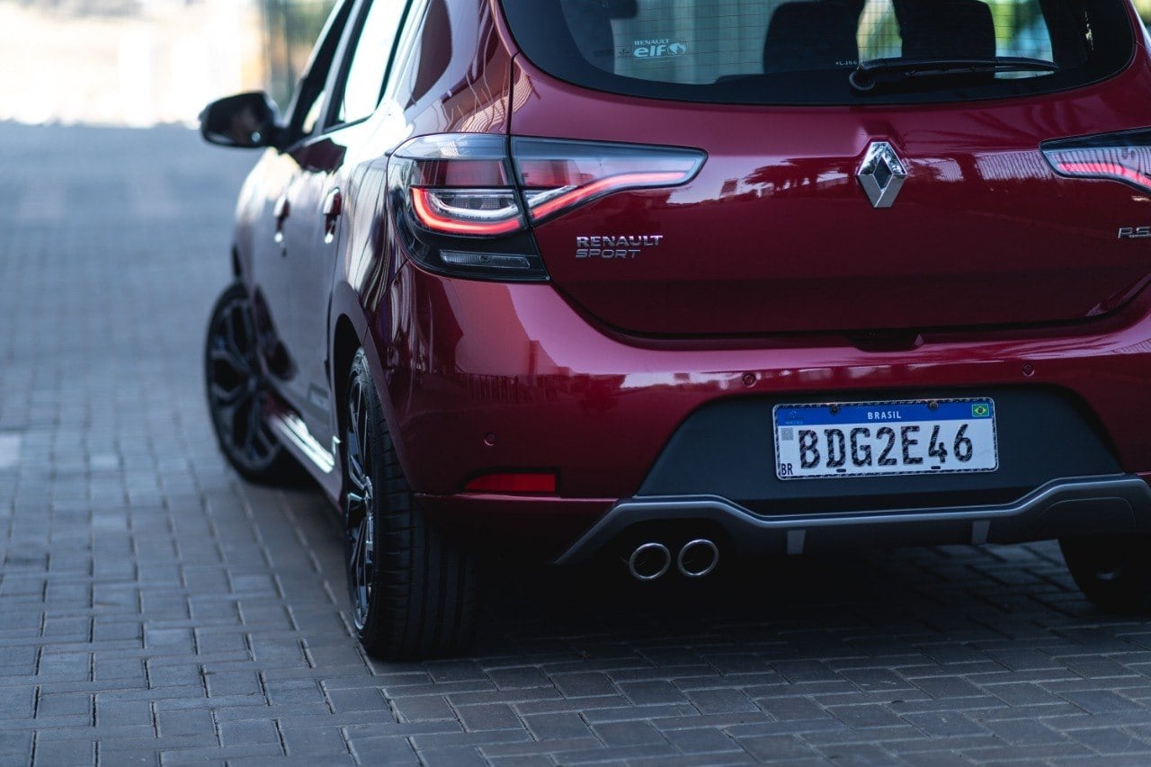 Visual traseiro caiu bem ao Sandero RS com as características lanternas afiladas