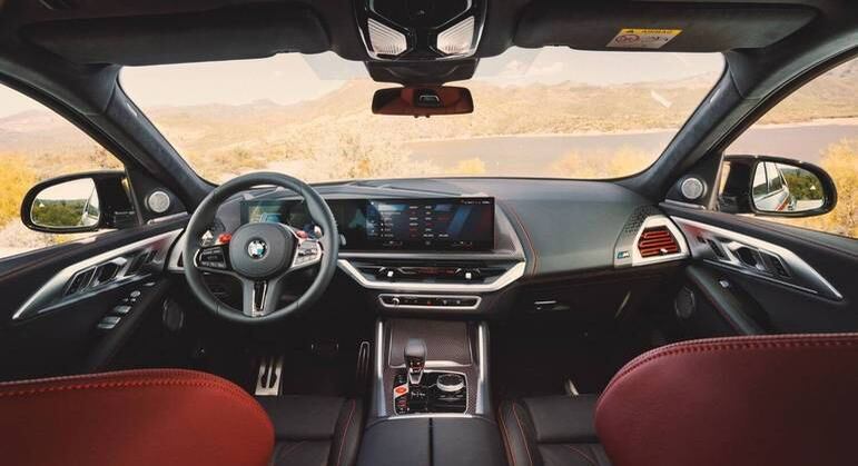 Interior do BMW XM Label Red segue mesmo padrão visual do elétrico iX