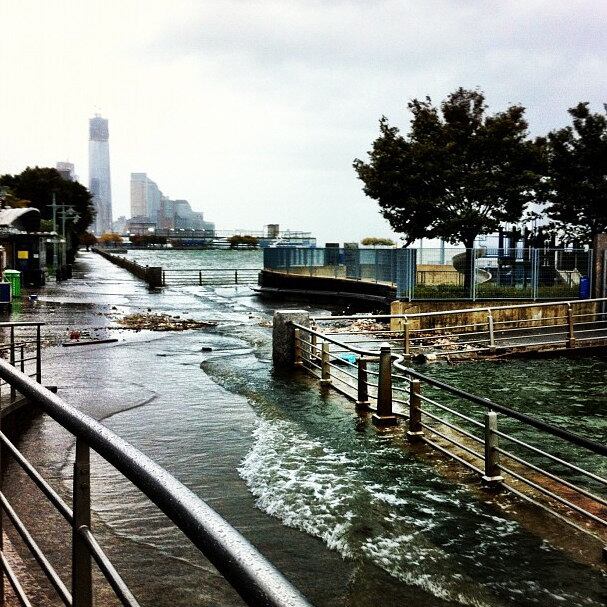 O Rio Hudson transbordou e levou as águas para toda a região de Manhattan