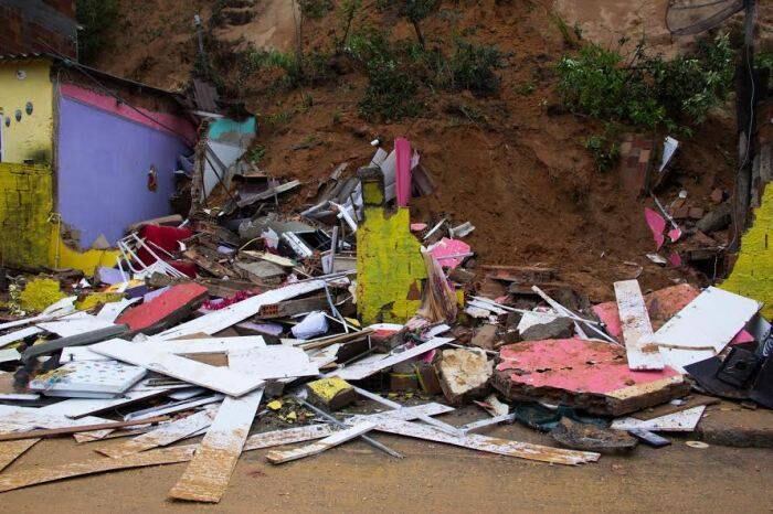 A força da água derrubou bancas de jornal e arrastou móveis
das casas para as ruas