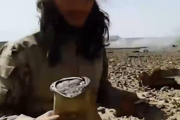 O
Observatório Sírio no Reino Unido afirmou ao grupo de monitoramento dos Direitos Humanos que o avião caiu em um campo no sudeste de Damasco, depois de
voar sobre o território controlado pelo Estado Islâmico. Representantes disseram que o destino do piloto não era conhecido e que ainda não estava claro se ele havia sido derrubado por tiros ou se sofreu uma falha
técnica