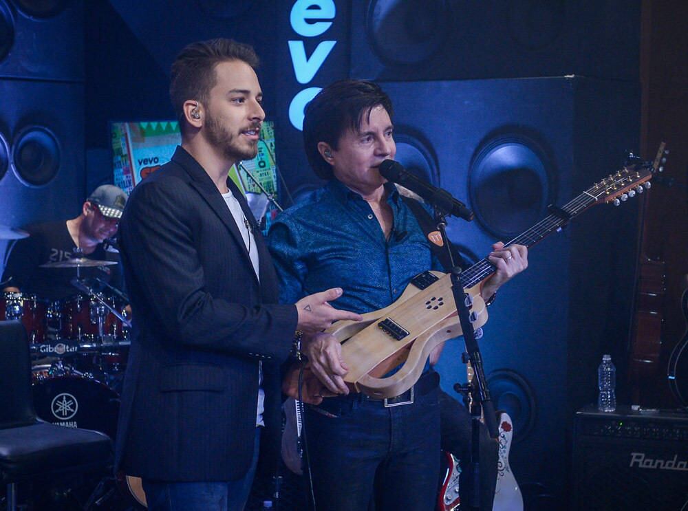 Junior tocou ao lado do pai, Xororó, no palco do Vevo Sessions