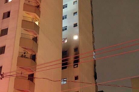 Fogo foi contido, mas prédio permanece evacuado