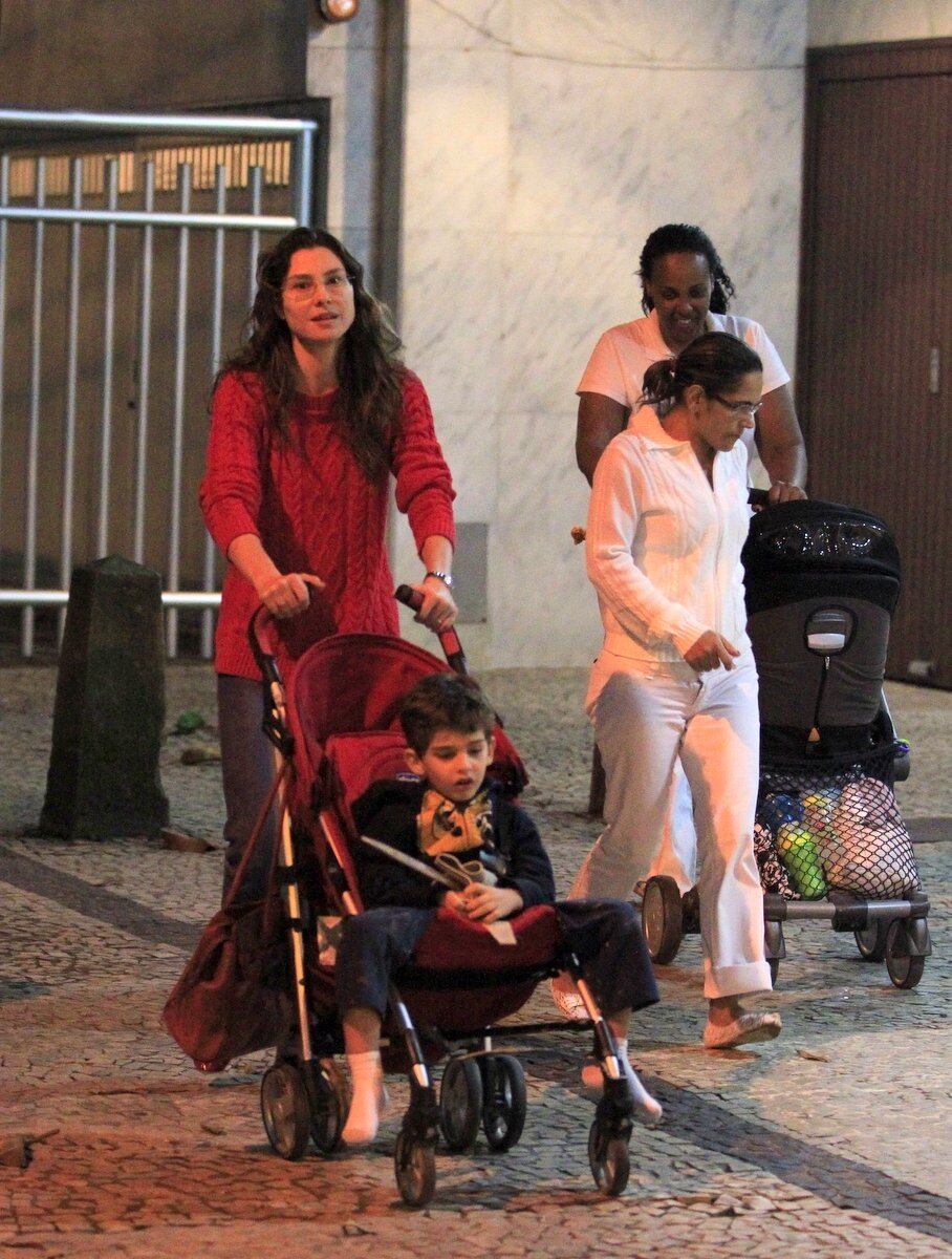 Lavínia Vlasak paseia com os filhos pelas ruas do Leblon, no Rio