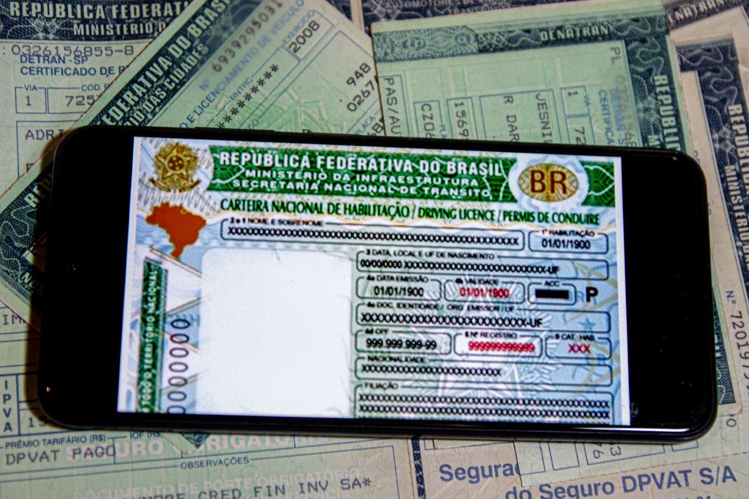 SP - CNH/NOVO/MODELO - GERAL - Reprodução de imagem da nova CNH, no Brasil. A partir de amanhã, 1º de junho de 2022, as Carteiras Nacionais de Habilitação (CNHs) emitidas pelo Departamento Estadual de Trânsito (DETRAN) já estarão com novo modelo brasileiro, nas cores verde-amarelo, com layout para facilitar o trânsito de motoristas brasileiros em outros países. O modelo atual da CNH continua valendo até a data do vencimento. 31/05/2022 - Foto: ADRIANA TOFFETTI/ATO PRESS/ESTADÃO CONTEÚDO