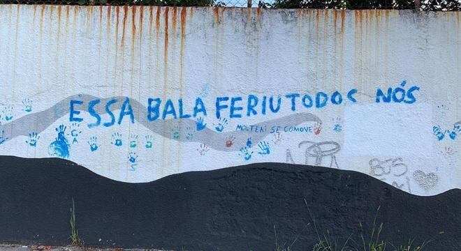 Muro da escola Raul Brasil, onde massacre aconteceu no dia 13 de março