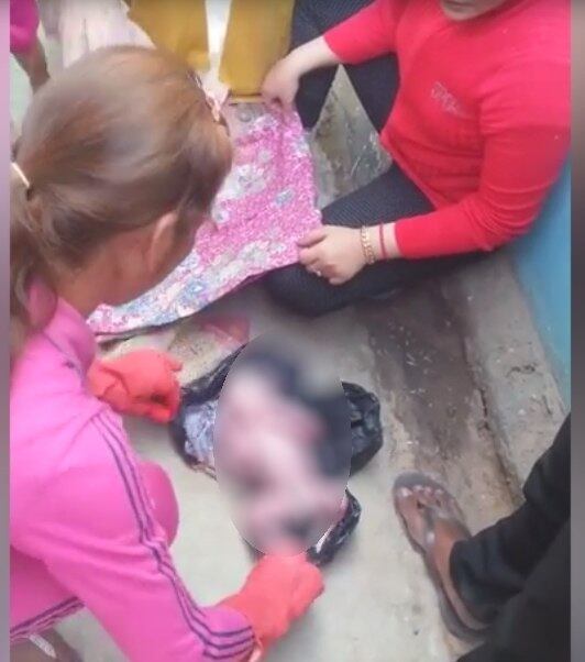 Este bebê recém-nascido foi encontrado ainda vivo depois de ter sido abandonado em um saco de lixo nas Filipinas. A criança ainda estava com seu cordão umbilical ligado à placenta. As informações são do tablóide britânico Daily Mail
ATENÇÃO: AS IMAGENS A SEGUIR SÃO FORTES!