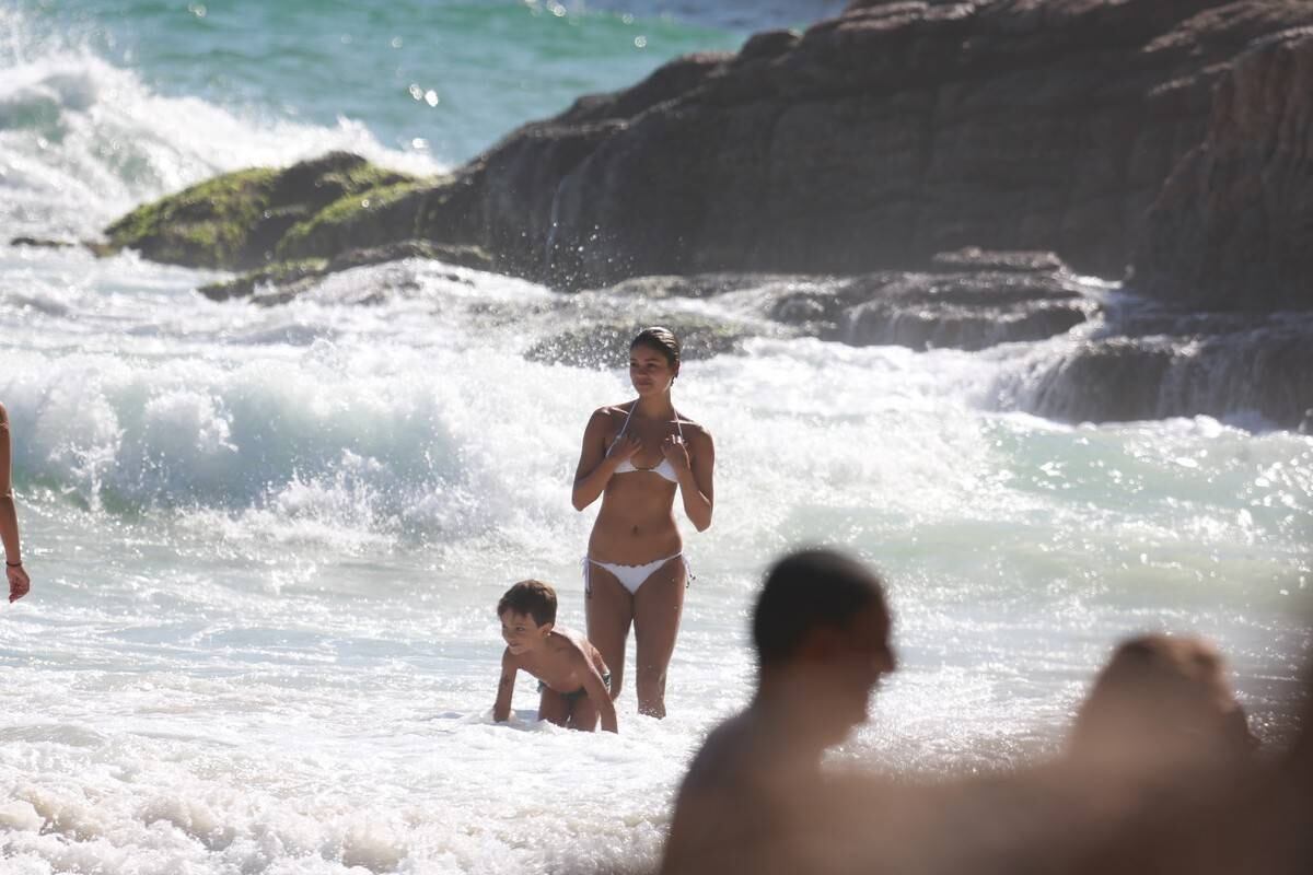 Sophie Charlotte e Daniel de Oliveira se divertem em praia com a família