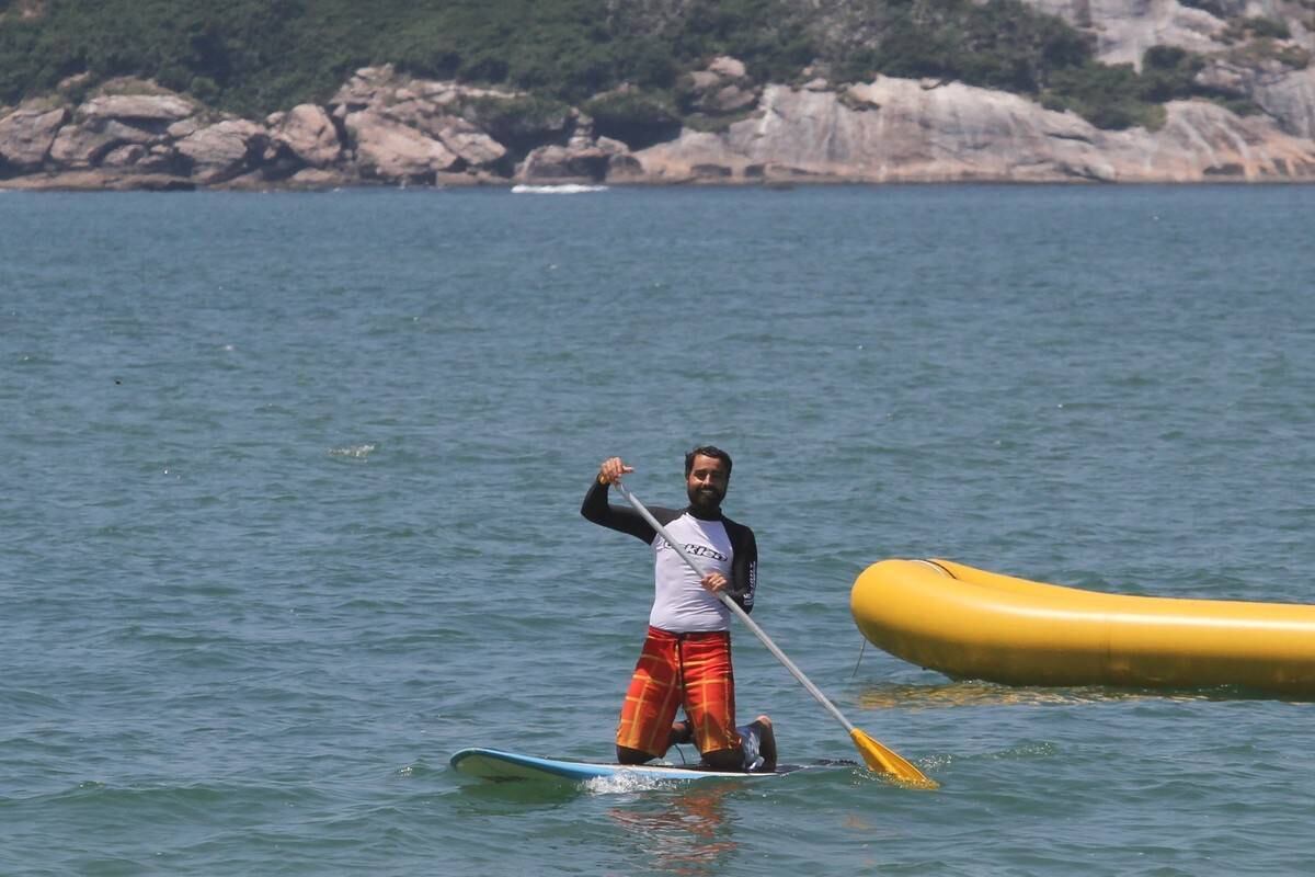 Bruno Gagliasso e Ricardo Pereira praticam stand up paddle na praia da Barra da Tijuca, no Rio