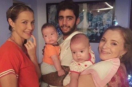 Luana Piovani com os gêmeos, a mãe e o marido