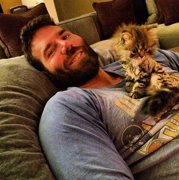 No entanto, não é apenas mulher, dinheiro e baladas que recebem atenção de Dan. O playboy mostra todo o seu lado fofo com o seu gatinho de estimação, que é presença constante em suas fotos nas redes sociais