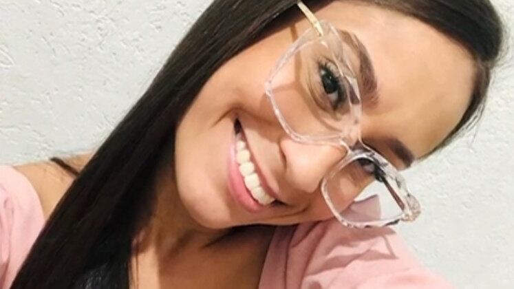 Damaris encontrada enrolada em um tapete

A recepcionista Damaris Almeida, de 26 anos, foi encontrada sem vida no banheiro da sua residência, enrolada em um tapete e já em estado avançado de decomposição, em Itaquera, na zona leste de São Paulo. Quem percebeu algo estranho foram os vizinhos, que sentiram um cheiro forte vindo do apartamento da vítima, e acionaram os familiares do casal. O cunhado de Damares foi o primeiro achegar no local e a se deparar com a cena do crime. Além disso, ele notou que seu irmão, o noivo, havia desaparecido. O mistério envolvendo a morte cruel não foi solucionado e o rapaz continua foragido
