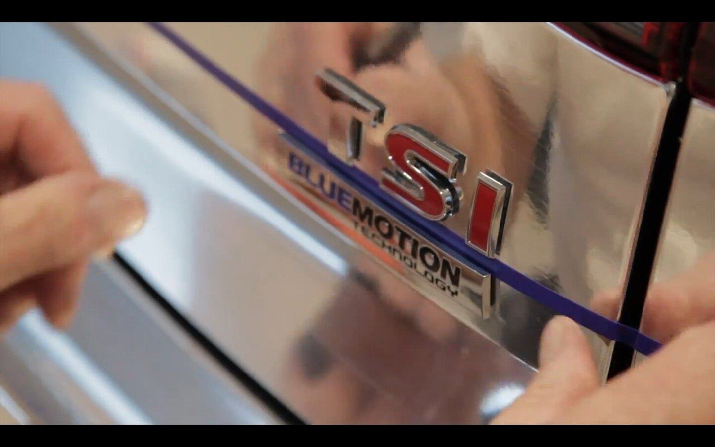 Uma linha adesiva ajuda a orientar o aplicador sobre o ponto correto para colar os logos
VEJA TAMBÉM
> RAM faz picape enfurecida para divulgar novo filme do Super-Homem
> Direto da idade da pedra: carro do filme Os Flintstones movido com os pés vai a leilão
Quer saber tudo sobre carros? Acesse R7.com/carros