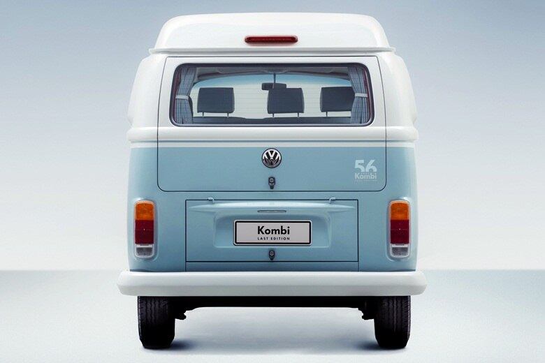 Na lateral e na traseira, adesivos remetem à idade da perua