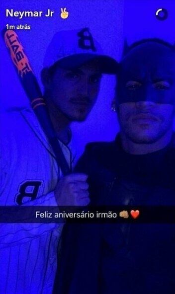 Teve
também post de parabéns ao amigo campeão mundial de surfe. "Feliz aniversário, irmão", escreveu Neymar para Medina no Snapchat