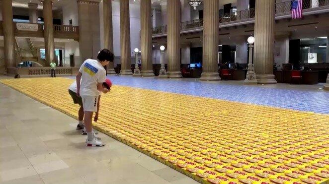 Além do mosaico, o grupo Chicago Children United for Ukraine (Crianças de Chicago Unidas pela Ucrânia) arrecada fundos para ajuda humanitária no país do Leste Europeu. Até o momento, cerca de US$ 15 mil (R$ 76 mil, na conversão) foram arrecadados