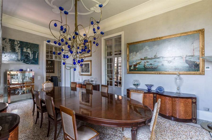 Possui 1.300 m² de área construída em um terreno de 5.000 m², localizado a 3 km do centro histórico de Florença
