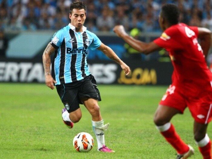 Eduardo Vargas teve passagem pelo Tricolor Gaúcho em 2013 e
atualmente está jogando no Tigres do México, após fracassar no futebol europeu
