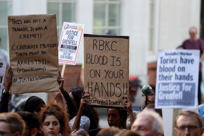 Dezenas de policiais, incluindo da guarda montada, monitoravam o protesto. Os manifestantes estavam indignados pelo fato de nenhum representante da prefeitura ter comparecido para resolver suas demandas