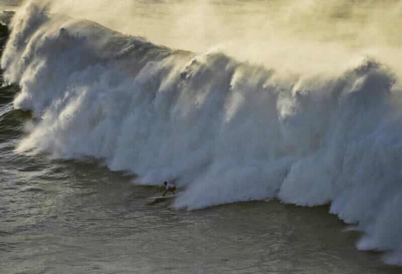 Acima, onda gigante formada pela época de mar agitado no País Vasco, região da Espanha, em janeiro deste ano. O lugar também virou ponto de encontro de surfistas