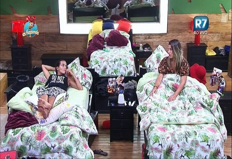 Ana Paula lembrou que precisa depilar também outras partes do seu corpo.
— Preciso depilar a minha perna urgente!
+ Bullying com Minerato? Ana Paula não depila as axilas e Luka inventa um novo apelido para a modelo
+ Luka Ribeiro revela que não é de escovar os dentes à noite: "A cada dez noites, durmo sete sem escovar os dentes"
+ Carla sai do banho e Luka pergunta: "Carla, como é que você seca o seu umbigo?"
+ Douglas Sampaio diz que Luka tem medo de ir para a Roça
+ "Entrei com medo de sair na primeira semana", conta JP
+ Ana Paula Minerato dá "workshop" de como matar uma mosca com chinelo; aprenda!
+ João Paulo Mantovani assume que ficou apaixonado por Li Martins: "Uma mulher para se casar"