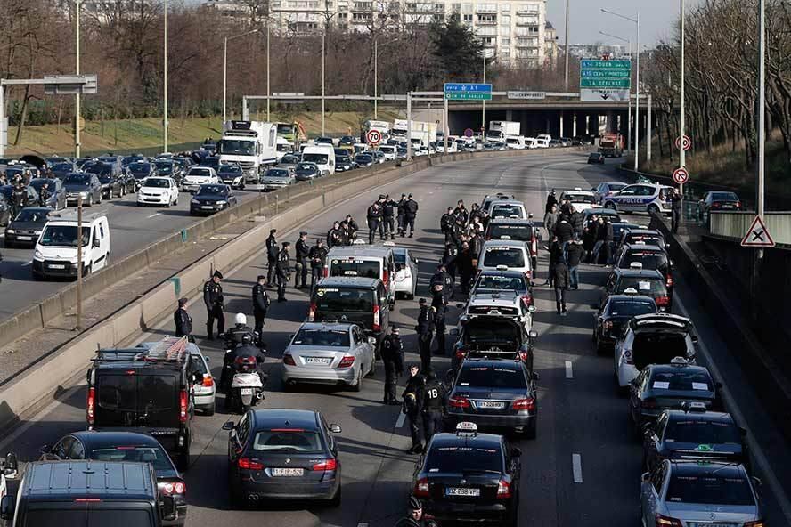  Os
taxistas de Paris, que se manifestam contra os chamados
"veículos de turismo com chofer" (VTC) por considerá-los uma
concorrência desleal, multiplicaram nesta quarta-feira as ações de bloqueio do
tráfego na capital francesa.  
Lançada na segunda-feira, a greve
de táxis ampliou sua ação com a convocação dos sindicatos para que os
profissionais realizem operações de bloqueio em qualquer lugar da capital para
conseguir que o governo congele as matrículas dos VTC.


As operações têm por alvo
principal os aeroportos de Roissy e Orly, mas ocorreram manifestações em outras
áreas da capital