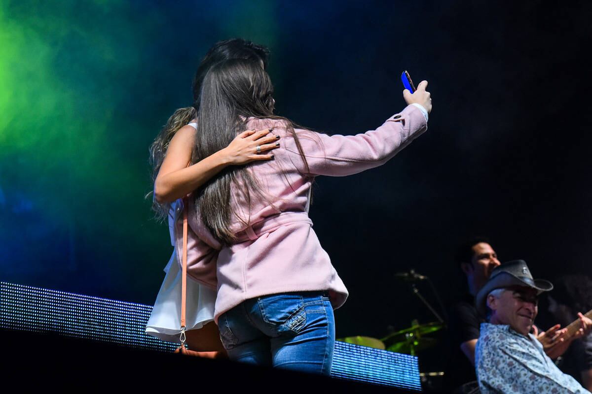 Uma fã bem novinha também subiu ao palco e pediu uma "selfie" com a artista