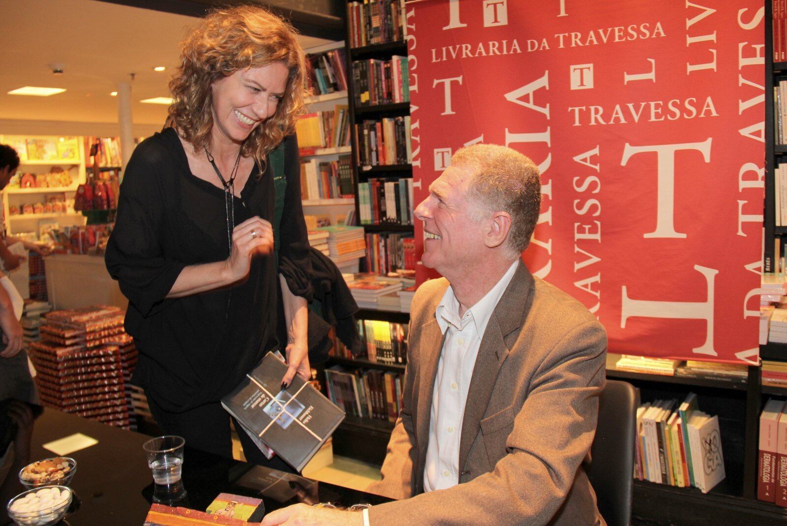 Patrícia Pillar esbanjou simpatia ao conversar com o cenógrafo Hélio Eichbauer