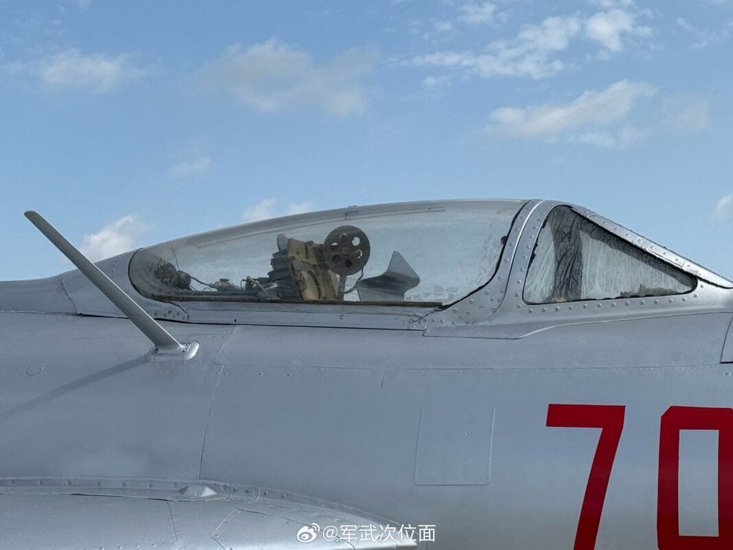O J-6, versão chinesa do MiG-19 soviético, foi durante anos a espinha dorsal da Força Aérea chinesa