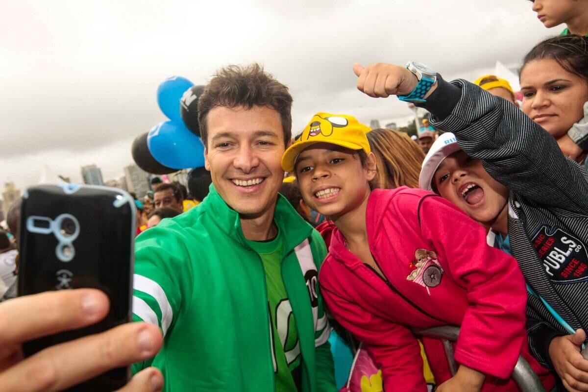 Mais fofo ainda, ele mesmo segurava os celulares para tirar as fotos