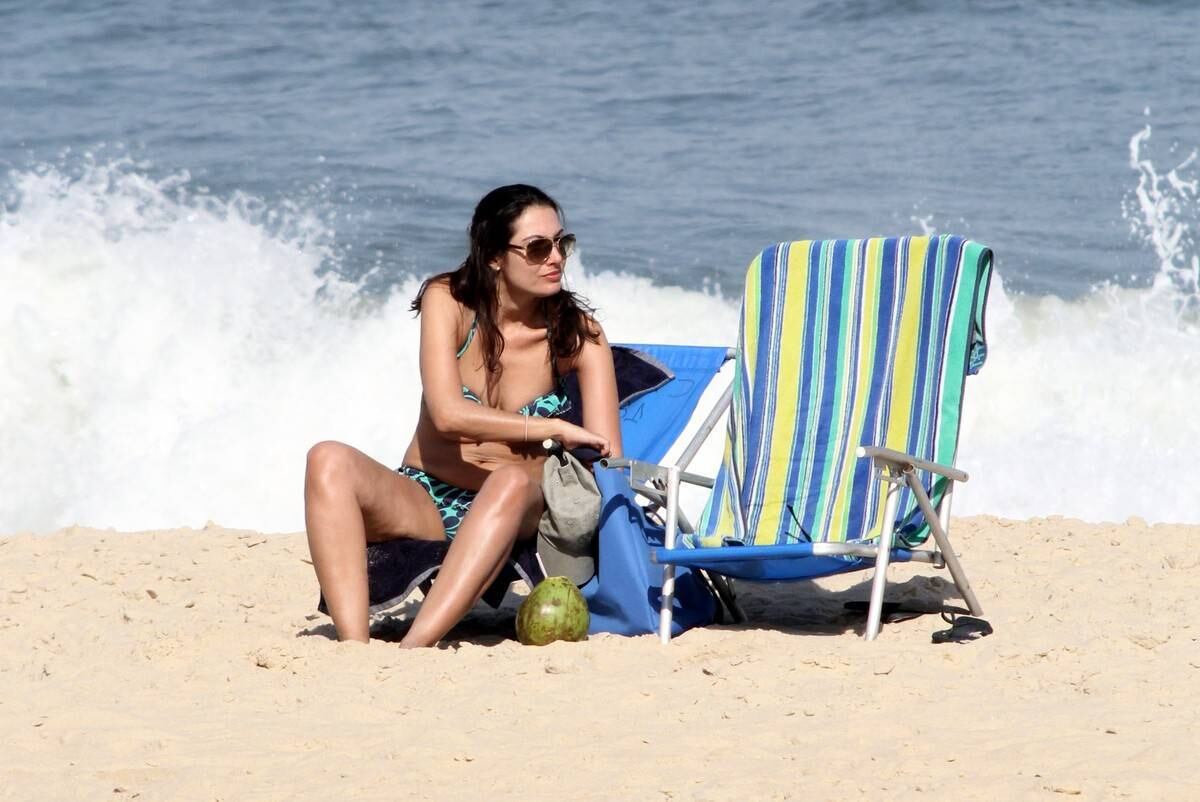 Patrícia Poeta tira o dia para reforçar o bronzeado em praia do Rio