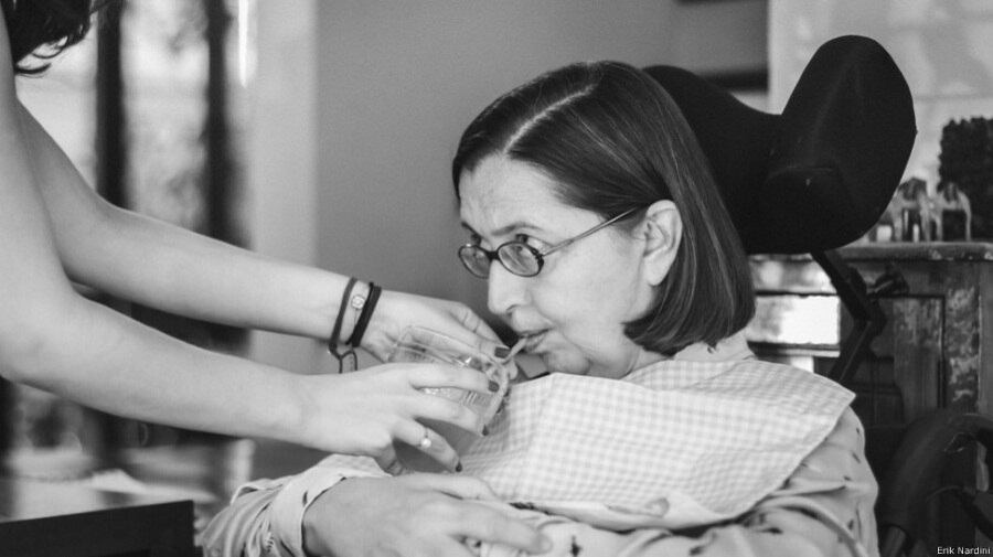 Em uma série de
retratos, Nardini captou o dia a dia de Lúcia e Ana para mostrar esta vida
pós-AVC