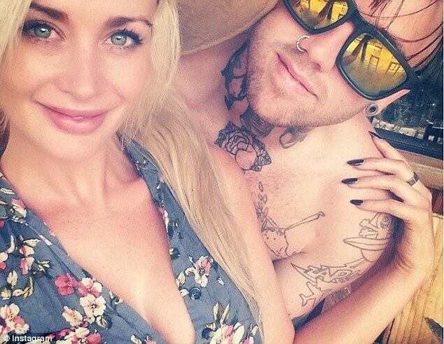 Ele teria inclusive empilhado móveis para criar uma barricada improvisada e impedir a modelo de sair de casa