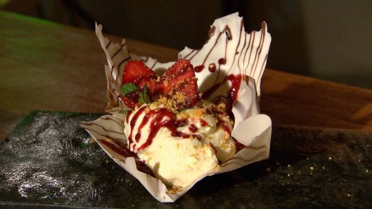 Mousse de leite em pó 

Ingredientes:
200 g de creme de leite (25% de gordura)
395g de leite condensado
1 xícara de chá de leite em pó de boa qualidade
½ limão siciliano espremido
Raspa de chocolate branco e morango para decorar 

Modo de preparo:
Bata todos os ingredientes no liquidificador e leve para a geladeira por 4 horas para refrigerar.
Decore com raspa de chocolate branco e morango. 


