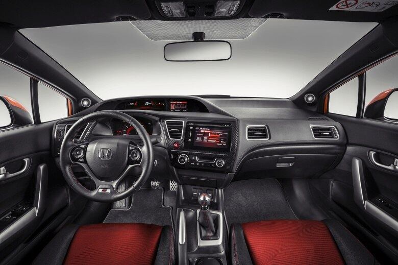 Por dentro, o visual mantém o padrão do Civic, mas ganha requintes esportivos, marcado pela cor vermelha

Saiba tudo sobre carros! Acesse www.r7.com/carros