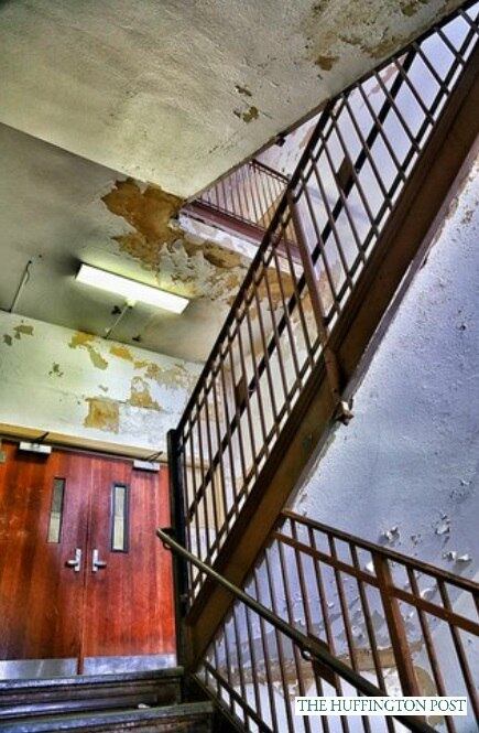 — Permitir que professores e alunos estejam em condições como essa é uma questão moral. Ouvi de professores que as condições [escolares] estão tornando-os fisicamente doentes. É muito desmoralizante ir para a escola quando você entra no corredor e há água correndo ali.

As escadarias da Trenton também contam com água escorrendo o tempo todo