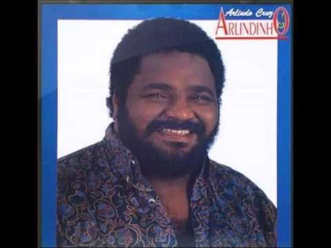 Arlindo Cruz nasceu em 14 de setembro de 1958, no Rio de Janeiro. Começou na música ainda pequeno quando ganhou um cavaquinho do pai, Arlindão, aos 7 anos. Aos 12 anos, o amor pela música era tanto, que aprendia a tocar muitas canções apenas de ouvido. Pouco depois, entrou para a escola Flor do Méier, onde estudou teoria, solfejo e violão clássico por dois anos