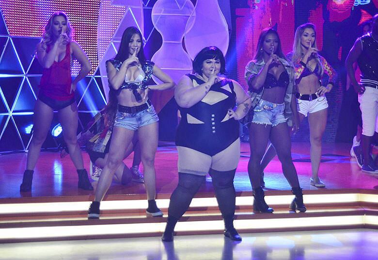 A bailarina também brilhou com diversas coreografias de músicas de sucesso no palco do Legendários. No programa, Thais ganhou o apelido de Gordinha Esquema