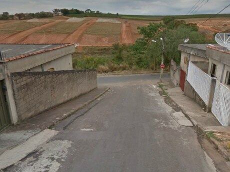 Motorista perdeu o controle e só parou em matagal