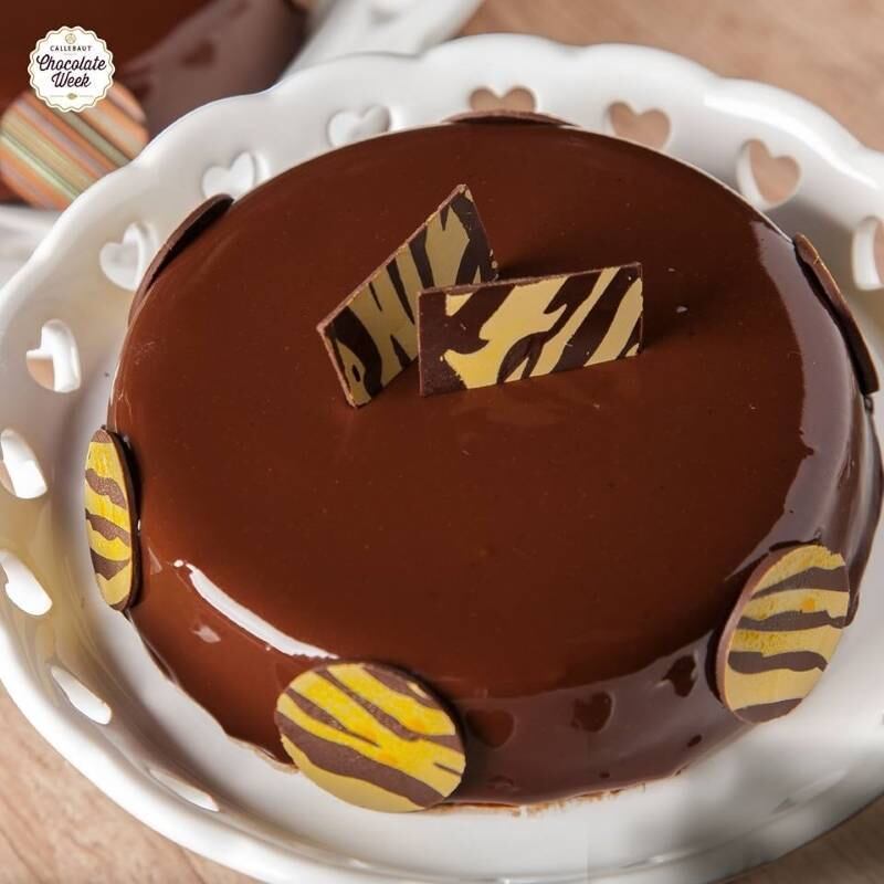 A cobertura da sobremesa da foto esconde um Entrêmet com mousse de chocolate e frutas
vermelhas e pão de mel de banana coberto com chocolate de origem Brasil. O doce custa
R$ 10 e é oferecido na Crismel (Rua França Pinto, 499 – Vila Mariana)
