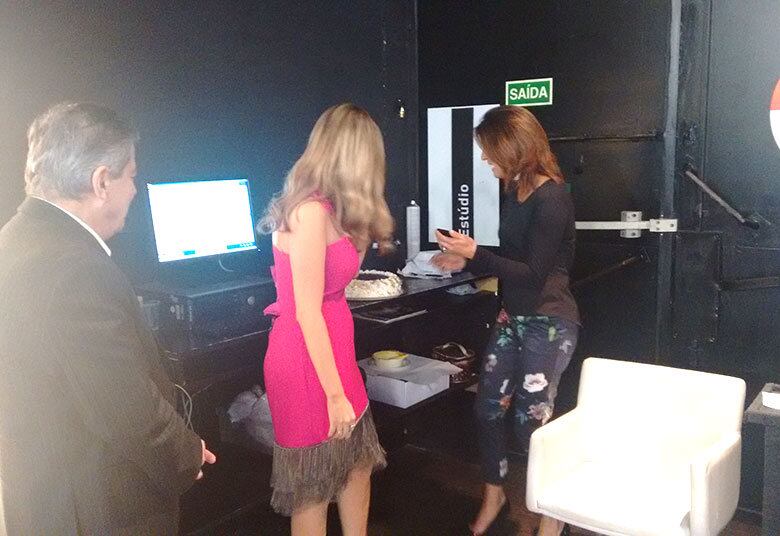 Janine está a frente do Domingo Espetacular desde 2009 e recebeu o carinho da equipe que a acompanha