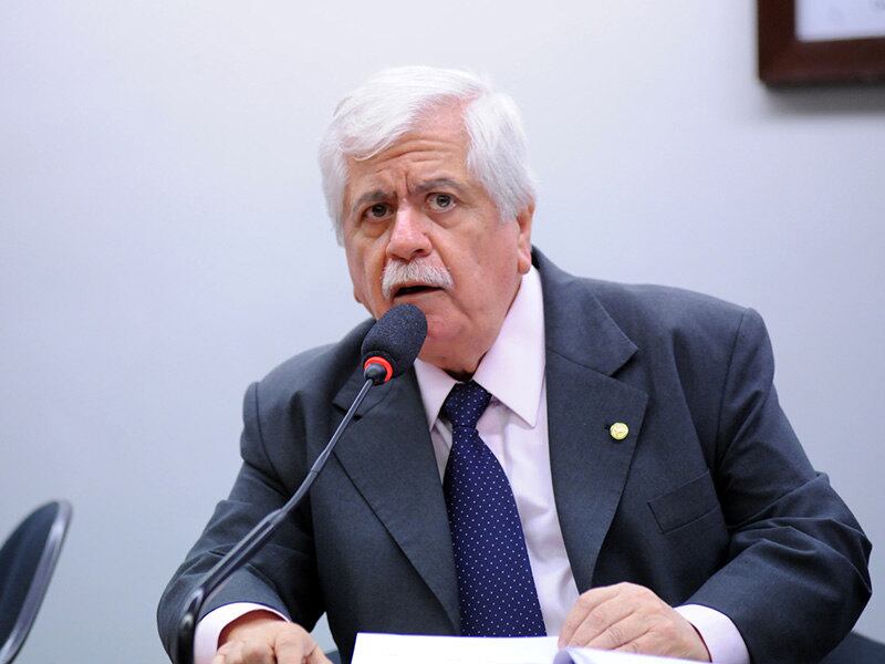 Ao anunciar que não pretendia se candidatar, o deputado William
Dib (PSDB-SP) lamentou a falta de vontade política que encontrou para
desenvolver mudanças no País. Segundo ele, sua “capacidade de transformar [a
sociedade] ficou limitada” no Congresso Nacional