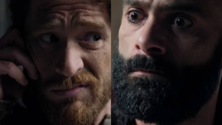 Em busca de abrigo para fugir de Saul, Davi chegou ao palácio filisteu e foi levado até Áquis. Os soldados o apresentaram como "aquele que matou Golias" (Alexandre Tigano). Para despistar os inimigos e poupar a própria vida, o jovem fingiu estar louco. Ele gritou, se jogou no chão do palácio e deixou escorrer saliva pela barba. Então, o rei da Filístia se mostrou furioso: "Por que trouxeram esse homem para fazer doidice diante de mim? Por acaso vocês querem que eu o receba em minha casa? Tirem esse doido daqui imediatamente!"
