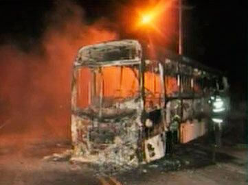 Uma mulher ficou ferida porque antes do incêndio, o veículo foi apedrejado