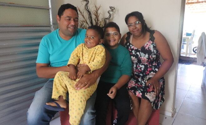 Mário Cláudio e sua família, felizes com a casa própria