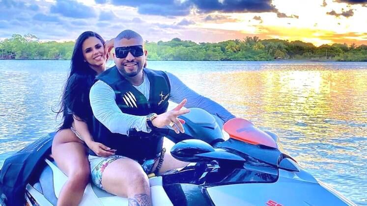 
O Balanço Geral acompanha o assassinato do casal de influenciadores "rifeiros" Rodrigo da Silva Santos, de 33 anos, e Hynara Santa Rosa da Silva, de 39, na praia da Barra
do Jacuípe, na Bahia. Os influenciadores, conhecidos nas redes sociais como "DG"
e "Narokarifas", levaram tiros no peito e na cabeça, e foram encontrados mortos
dentro do condomínio de luxo onde estavam hospedados no último domingo (11). A polícia investiga se o crime foi motivado pelos
sorteios realizados por eles na internet. A dupla deixou dois filhos
pequenos. Entenda o caso!